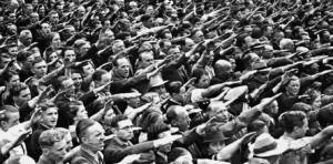 En la foto, alemanes apoyando a Hittler
