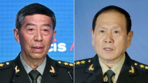 En la foto, los exministros de Defensa chinos condenados amuerte