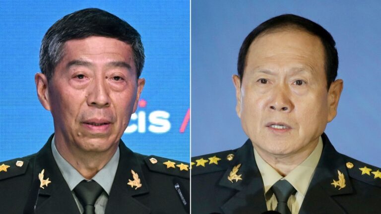 En la foto, los exministros de Defensa chinos condenados amuerte