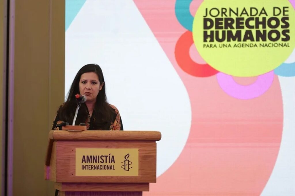 En la foto, La directora senior global de Investigación, Campaña, Incidencia y Política de Amnistía Internacional (AI), Erika Guevara Rosas, habla en Caracas