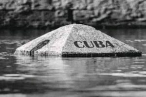En la foto, una imagen que representa a Cuba hundiéndose