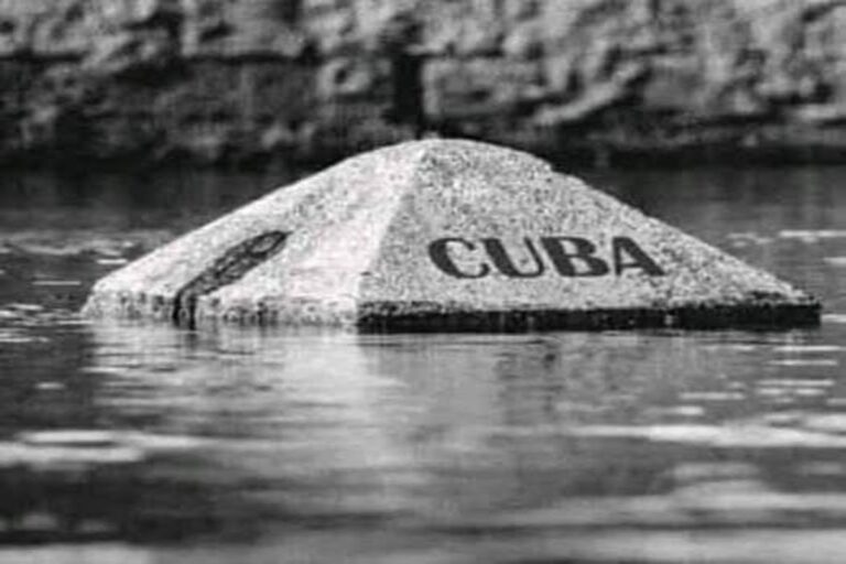 En la foto, una imagen que representa a Cuba hundiéndose