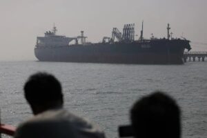 En la foto, un petrolero con bandera liberiana llega a Bombay tras cruzar el estrecho de Ormuz