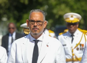En la foto, El primer ministro de Haití, Alix Didier Fils-Aimé, asiste a la ceremonia del 223 aniversario del Día de la Bandera este lunes, en los jardines del Palacio Nacional en Puerto Príncipe (Haití)