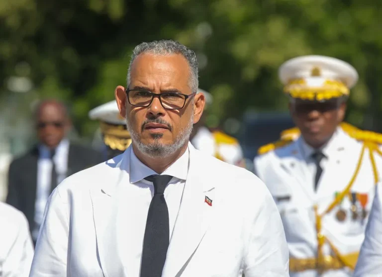 En la foto, El primer ministro de Haití, Alix Didier Fils-Aimé, asiste a la ceremonia del 223 aniversario del Día de la Bandera este lunes, en los jardines del Palacio Nacional en Puerto Príncipe (Haití)