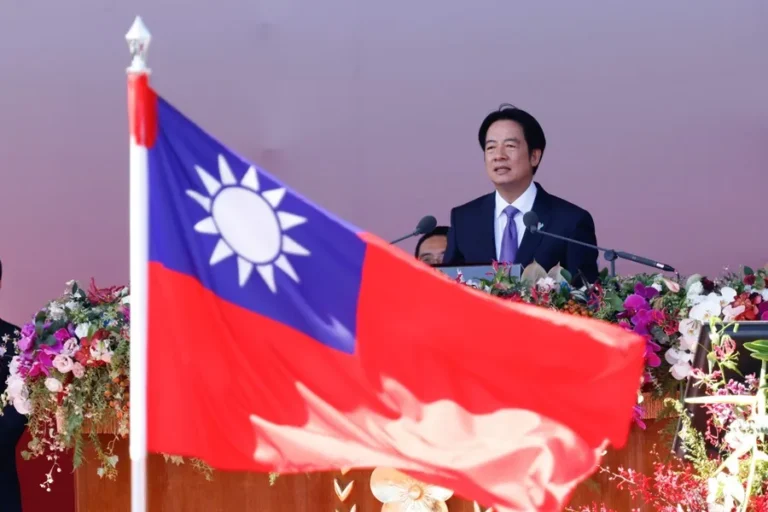 Taiwán asegura que su presidente está «dispuesto» a dialogar con Trump 1 En la foto, el presidente taiwanés William Lai (Lai Ching-te) frente al edificio de la Presidencia en Taipéi, Taiwán