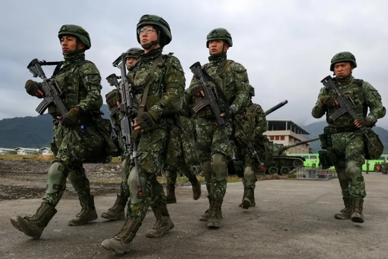 En la foto, personal militar de Taiwán durante un ejercicio de ataque y contraataque en Taitung, Taiwán