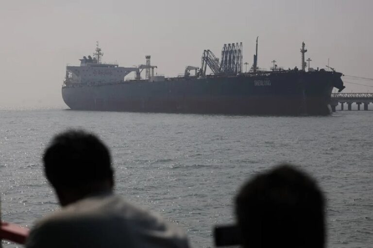 En la foto, un petrolero con bandera liberiana llega a Bombay tras cruzar el estrecho de Ormuz