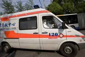 En la foto, una ambulancia en China