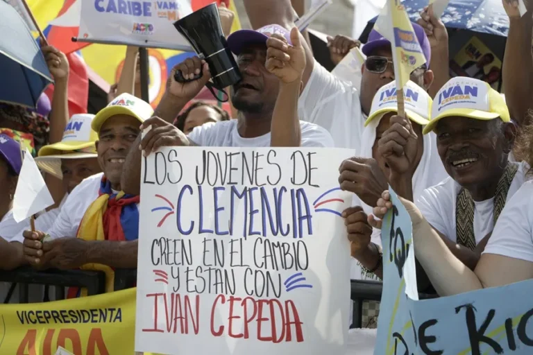 En la foto, seguidores del candidato Iván Cepeda en un evento de campaña este sábado, en La Boquilla (Colombia)