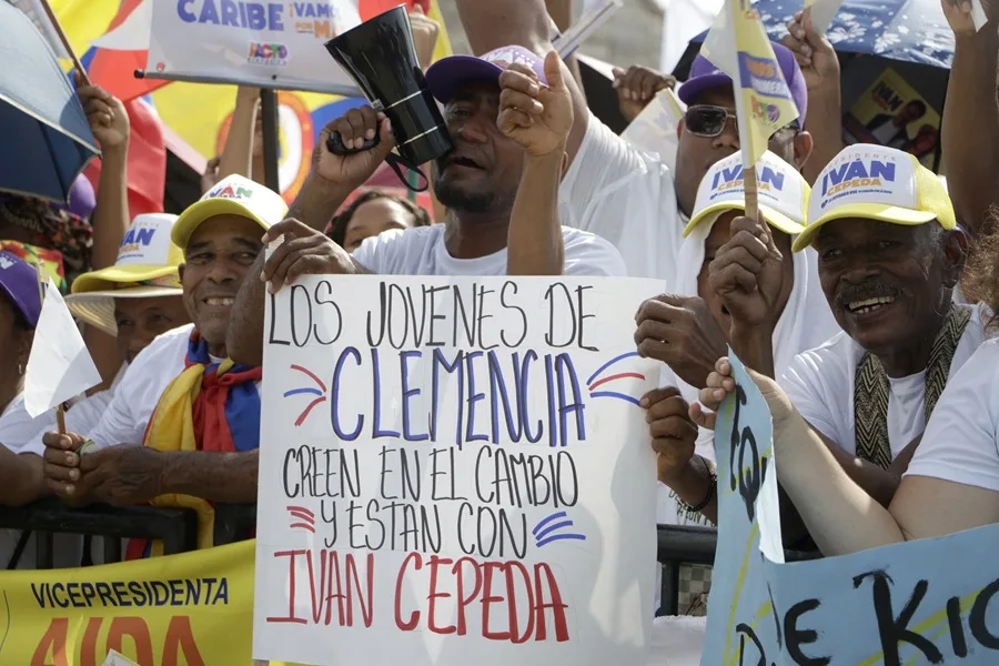 En la foto, seguidores del candidato Iván Cepeda en un evento de campaña este sábado, en La Boquilla (Colombia)