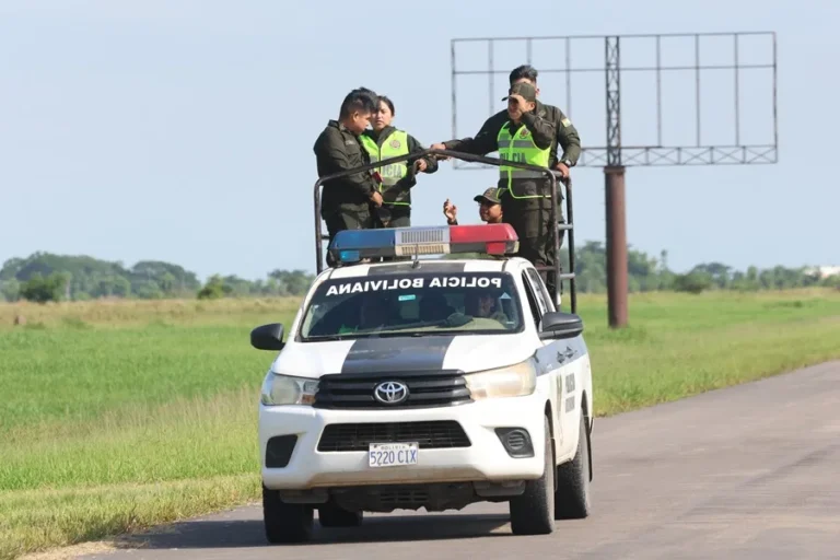 En la foto, integrantes de la Policía de Bolivia durante un operativo en Santa Cruz (Bolivia)