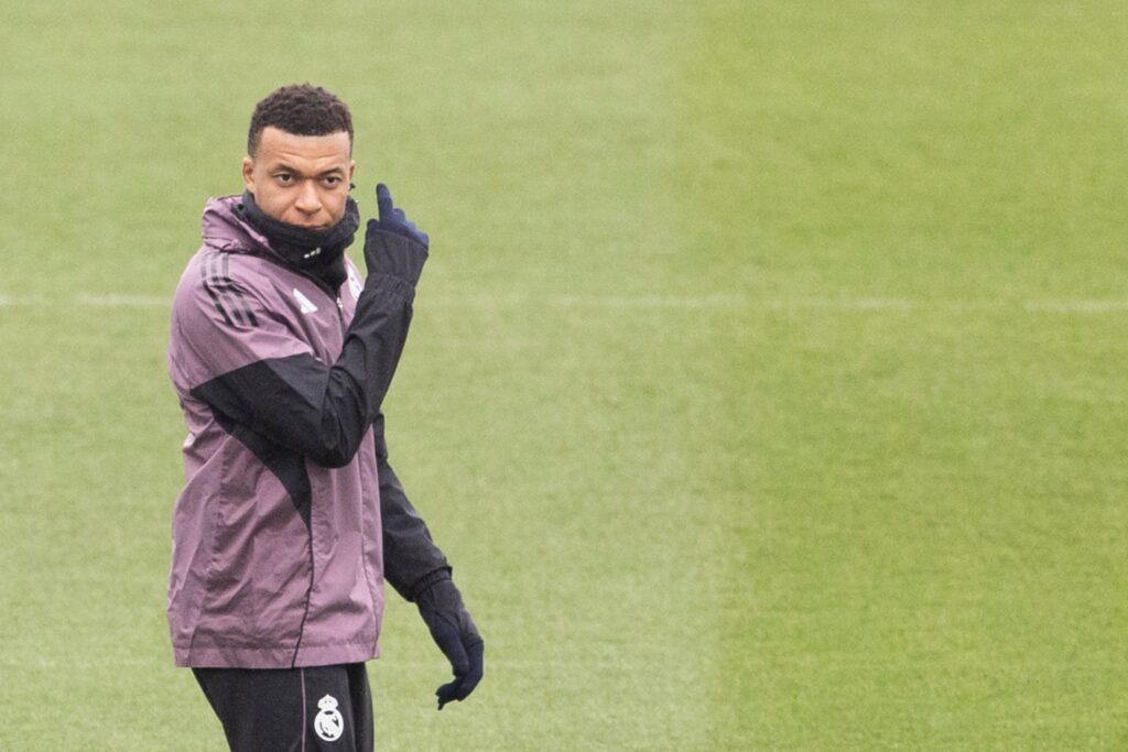 En la foto, Mbappé entrena en solitario