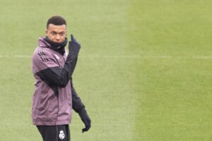 En la foto, Mbappé entrena en solitario