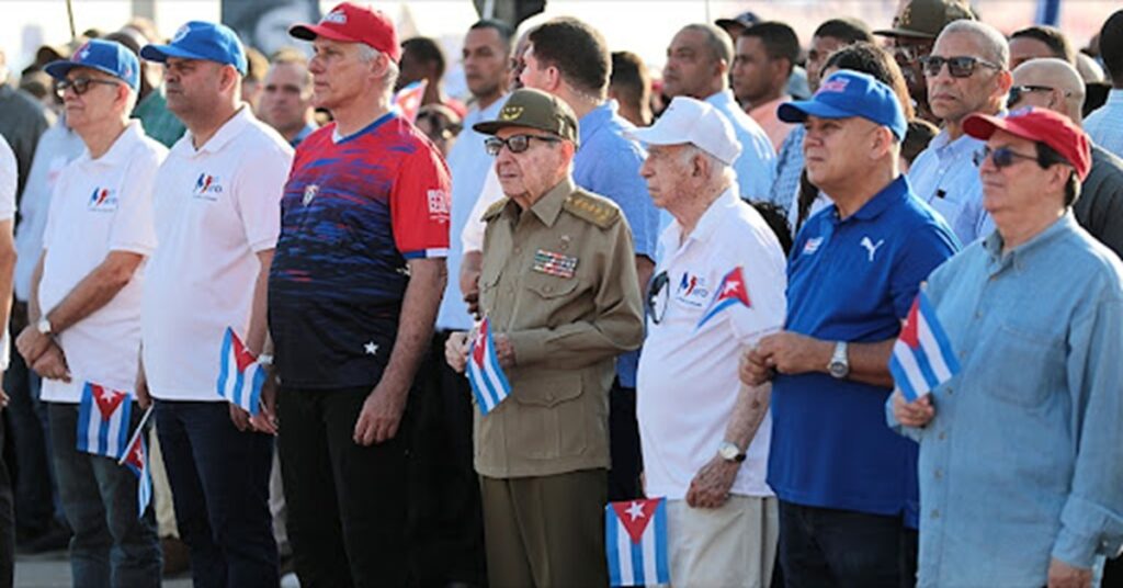 En la foto, la cúpula castrista