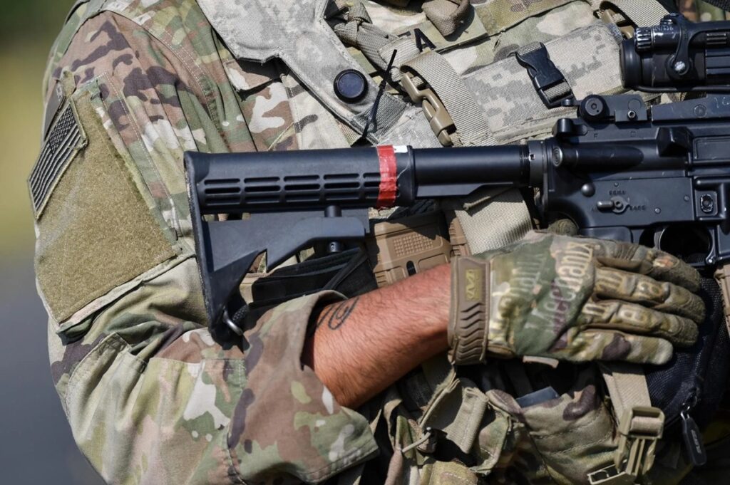 En la foto, un soldado de la OTAN