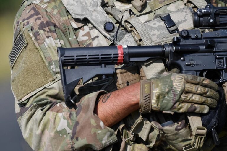 En la foto, un soldado de la OTAN
