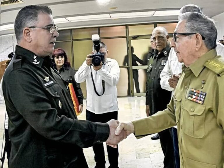 En la foto, Raúl Castro da la mano al entonces General de División Lázaro Alberto Álvarez Casas