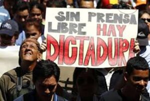 En la foto, un cartel que dice "Sin prensa libre hay dictadura"