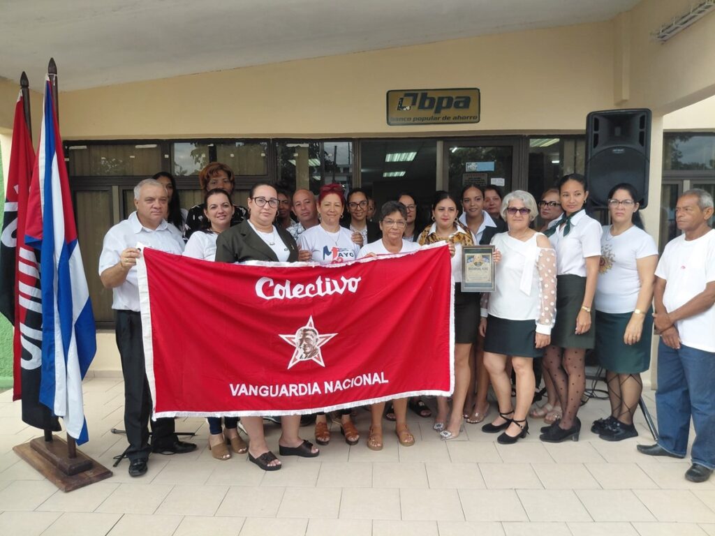 En la foto, trabajadores de un Banco Popular de Ahorro en Villa Clara