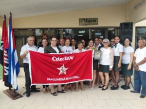 En la foto, trabajadores de un Banco Popular de Ahorro en Villa Clara
