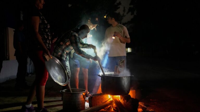 Las hambres de Cuba 1 En la foto, cubanos alrededor de un fuego donde cocinan algo en la oscuridad