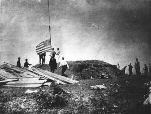 En la foto, soldados estadounidenses en las alturas cercans a la Bahía de Santiago de Cuba en 1898