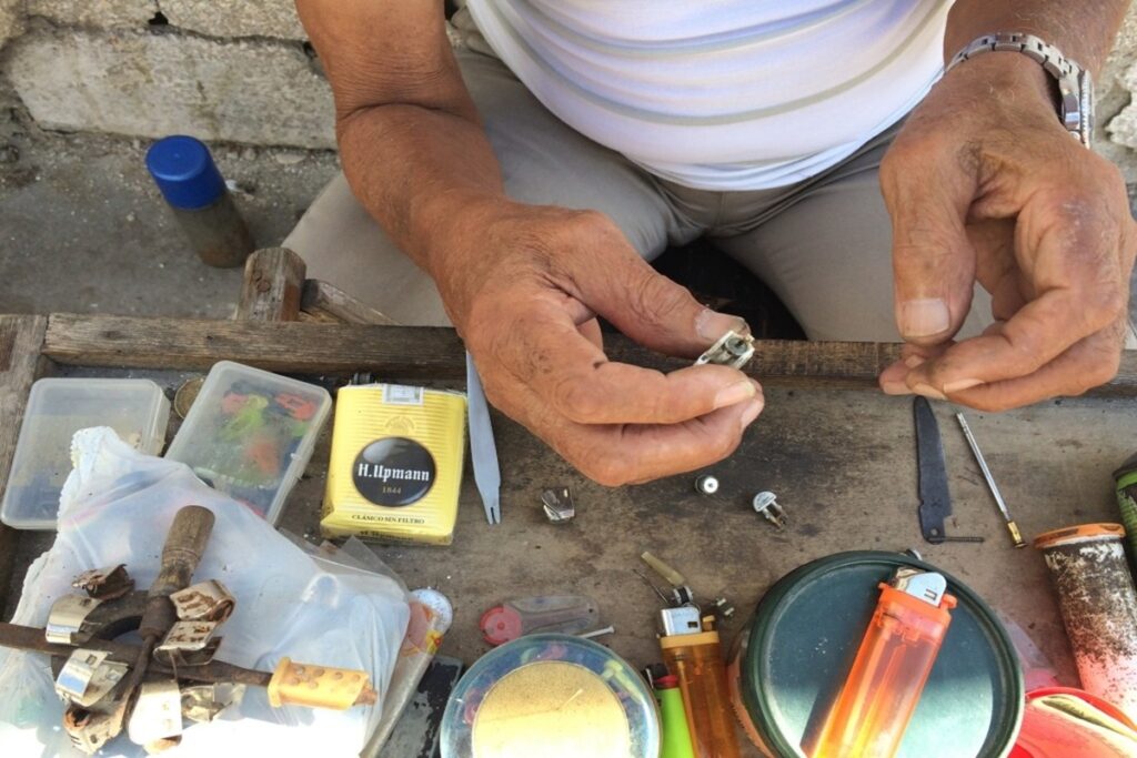 En la foto, un rellenador de fosforeras en La Habana