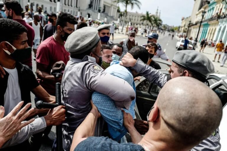 En la foto, represión en Cuba