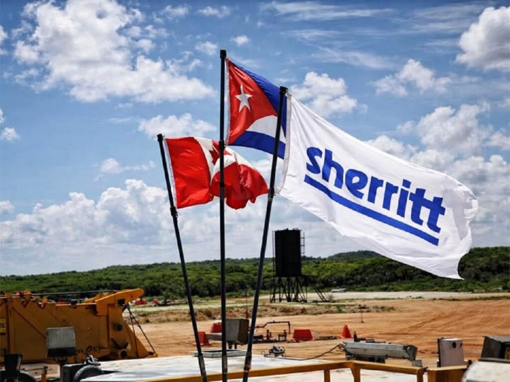 En la foto, banderas de la Sherritt, de Cuba y de Canadá ondean en Cuba