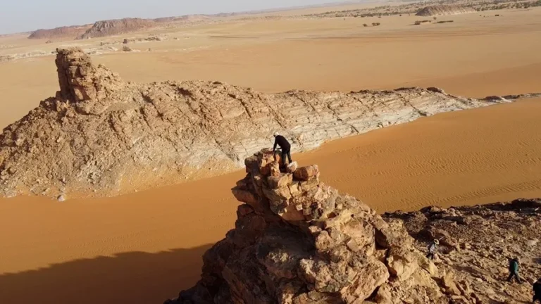 En la foto, imagen de El Rey y La Reina Dormidos, dos monolitos naturales llenos de geoglifos que preceden la entrada a Ounianga Khebir