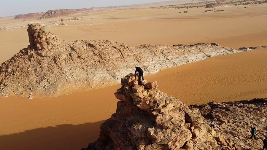 En la foto, imagen de El Rey y La Reina Dormidos, dos monolitos naturales llenos de geoglifos que preceden la entrada a Ounianga Khebir
