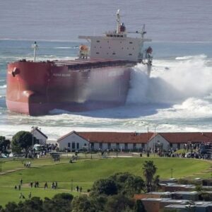 En la foto, el Pasha Bulker encallado