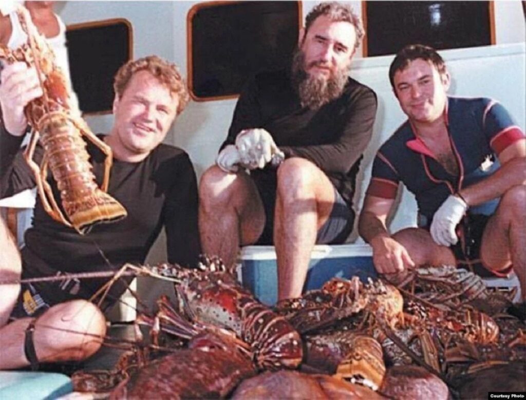 En la foto, Fidel Castro y su hijo Antonio en la pesca de la langosta