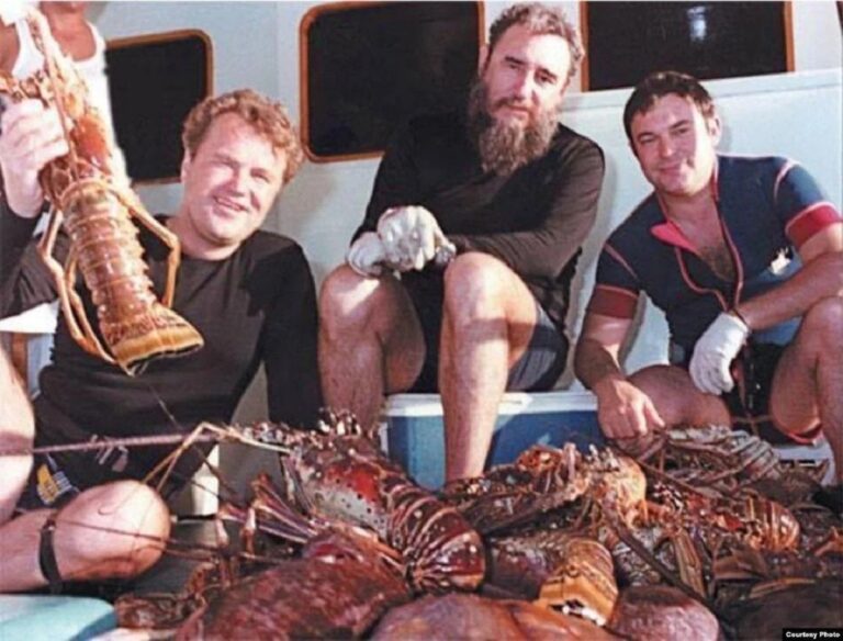 En la foto, Fidel Castro y su hijo Antonio en la pesca de la langosta