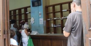 En la foto, farmacias vacías en Cuba
