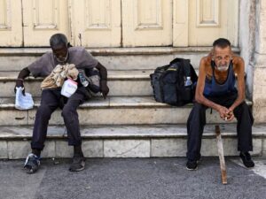 En la foto, ancianos en Cuba