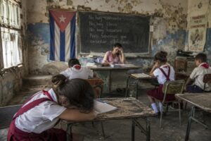 En la foto, la realidad de la educación en Cuba