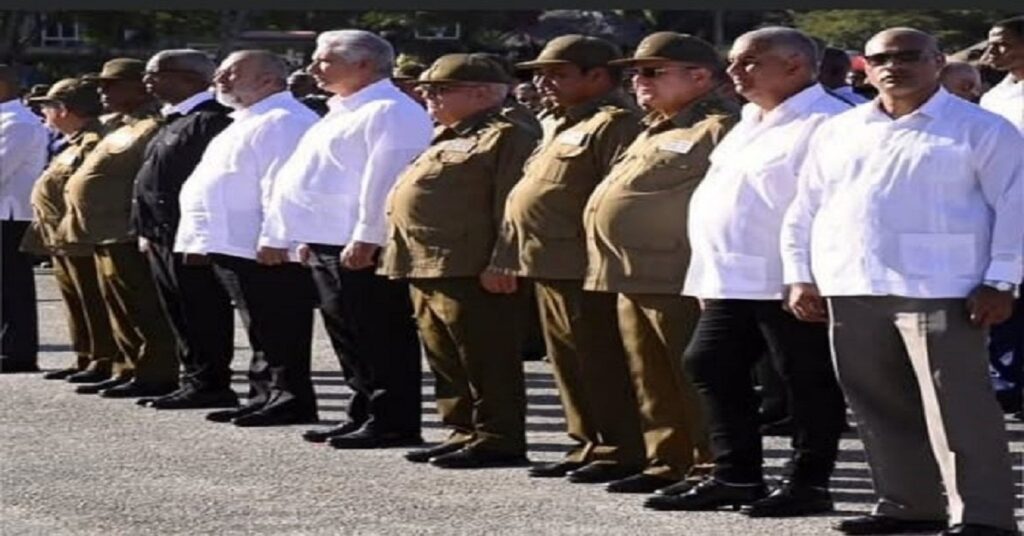 En la foto, los panzudos dirigentes cubanos