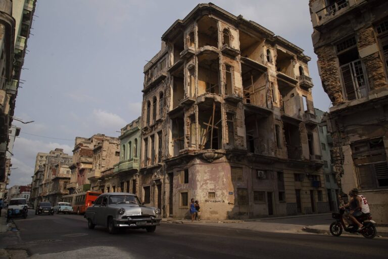 En la foto, edificios a punto de derrumbe en Cuba