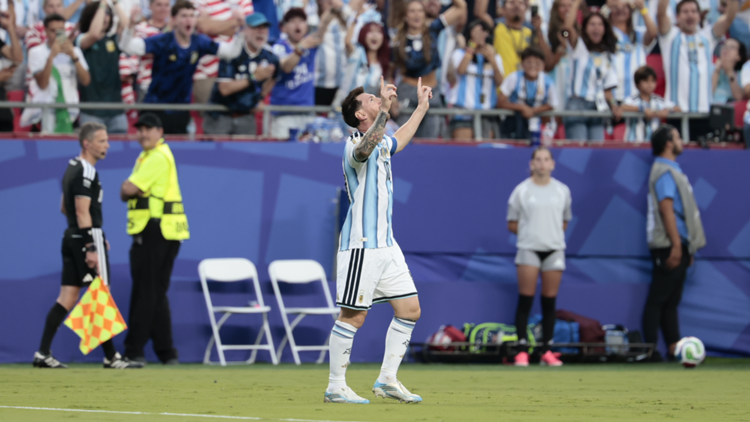 Messi firma un triplete y Argentina arranca el Mundial con una contundente victoria sobre Argelia