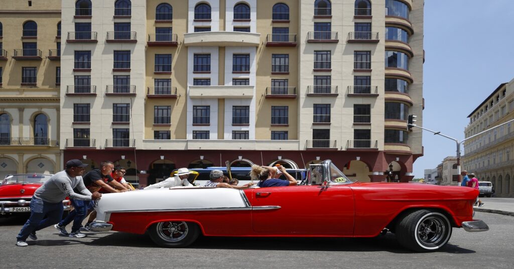 Turismo a oscuras: la nueva reinvención de un régimen que ya no sabe qué vender