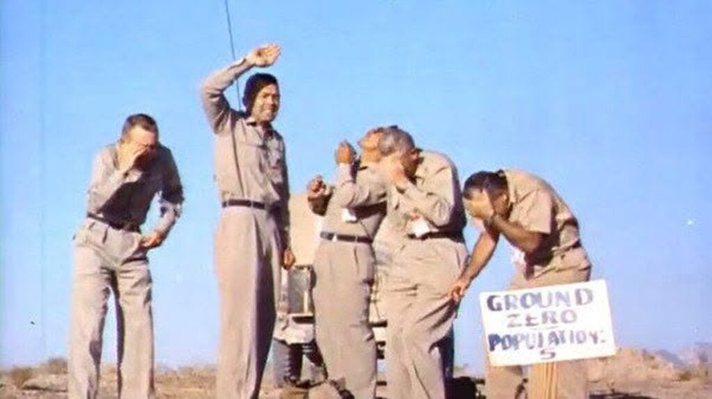 En la foto, los militares que participaron en el experimento de la explosión nuclear