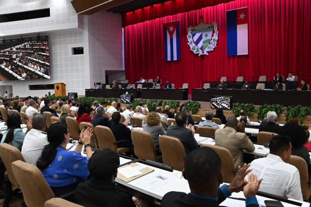 ¿La chiva o los cinco pesos? 2 En la foto, sesión de la Asamblea Nacional