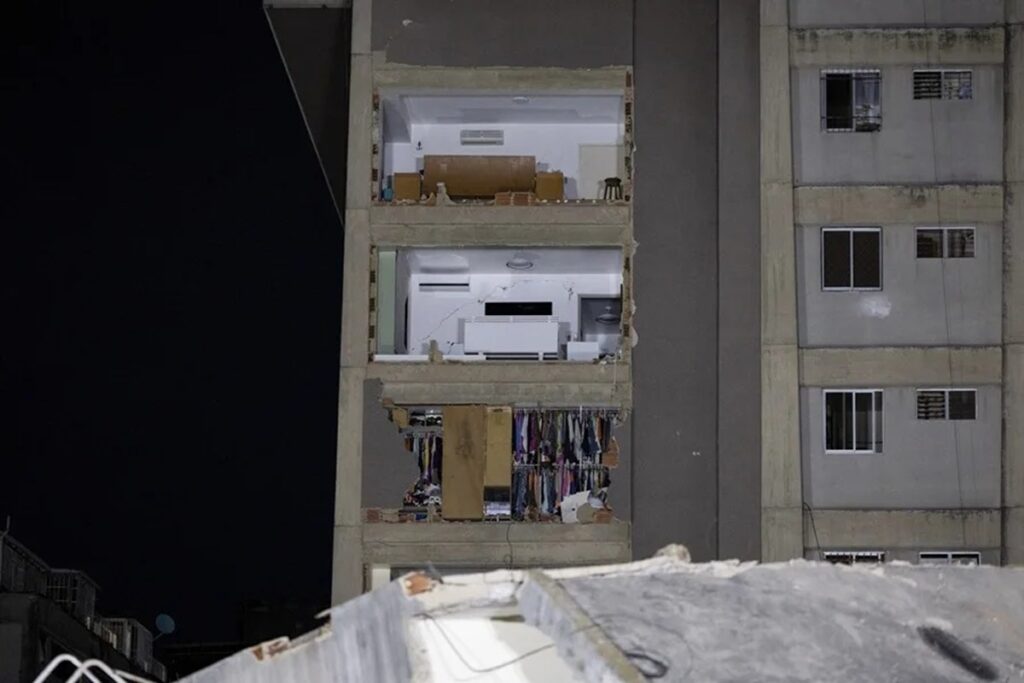 En la foto, Vista de un edificio de apartamentos tras un fuerte terremoto que sacudió el país, en Caracas