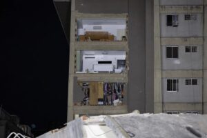 En la foto, Vista de un edificio de apartamentos tras un fuerte terremoto que sacudió el país, en Caracas