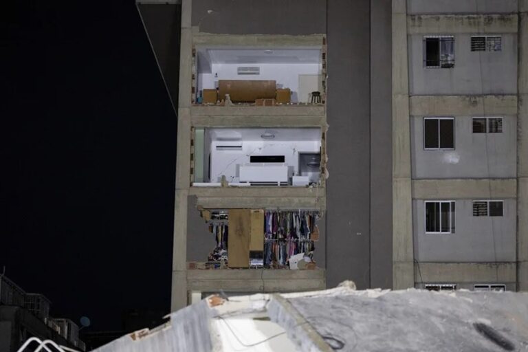 En la foto, Vista de un edificio de apartamentos tras un fuerte terremoto que sacudió el país, en Caracas