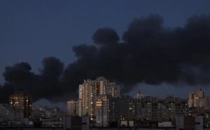En la foto, humo sobre Kiev tras ataque ruso