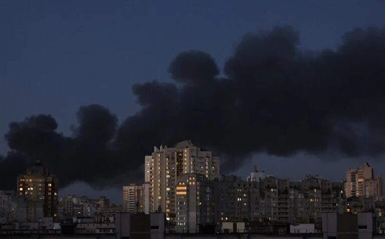 En la foto, humo sobre Kiev tras ataque ruso