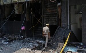 Agentes de policía en el exterior del hotel de Nueva Delhi incendiado este 3 de junio